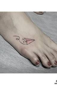 les nenes plantegen un petit patró de tatuatge en avió de paper de línia fresca