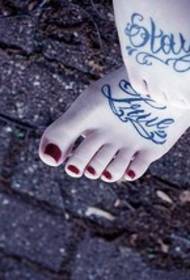 pieds de femmes dans le motif de tatouage de caractères anglais