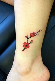 tato plum kecil segar tato dengan kaki telanjang