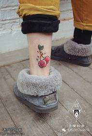 grande padrão de tatuagem de cereja no tornozelo