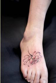 Peito do pé feminino belo padrão de tatuagem de lótus de tinta para apreciar a imagem