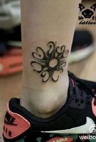 腳踝上的小花紋身