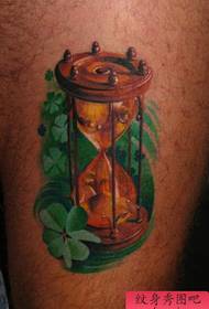 leg Tattoo Muster: Been Faarf Hourglass véierblat Tattoo Muster