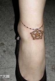 wzór tatuażu złoty łańcuch stóp