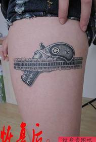 fete picioare simple populare model de tatuaj pistol din dantelă