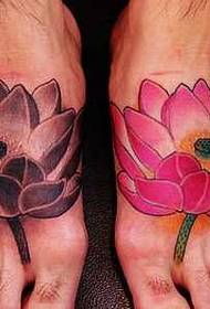 model i bukur tatuazhi i lotusit në anën e pasme