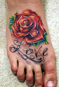 Elegant rose na tattoo sa instep