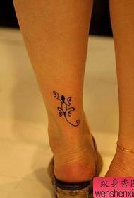 Vajzat këmbë totem modeli i tatuazhit të vogël gecko
