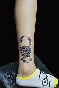 Fashion pictures of beautiful and beautiful roses tattoos on the feet