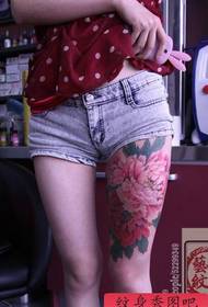 Patrón de tatuaje de peonía de color de piernas de niña