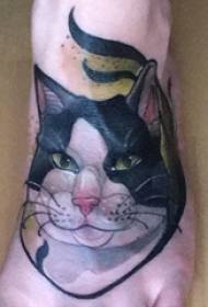 anak laki-laki di belakang garis gradien sederhana dicat gambar tato kucing hewan kecil