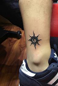 mini personlighed lille sol tatoveringsmønster på anklen