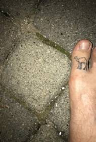dedos de los pies de los niños en negro líneas abstractas simples fotos de tatuajes de camellos de animales pequeños