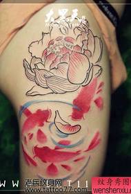 estilo de pintura de tinta de pierna Calamar loto tatuaje patrón