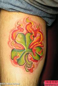 padrão de tatuagem de trevo de quatro folhas de chama de perna