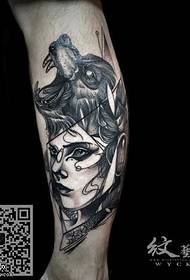 modèle de tatouage femme loup traces