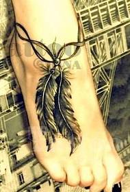 patrón de tatuaje de plumas en el pie