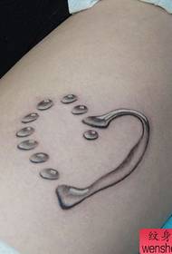 de benen van het meisje populaire goed uitziende waterdruppeltjes zijn dol op tattoo-patroon