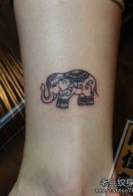 malý tetovací vzor slona na dievčenskej nohe
