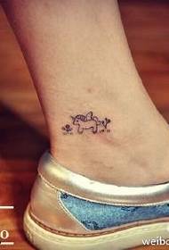 Сяофей на малюнку татуювання коня на щиколотці