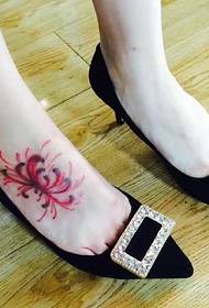 여자의 발등 아름다운 꽃 문신 패턴