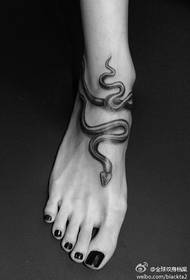 serpenta ŝnuro kudrita sur la piedo kaj kolo