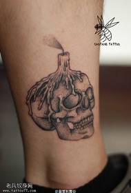 kulkšnis ant kaukolės kaukolės tatuiruotės modelio
