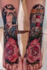 et sett med tatoveringer på baksiden av foten