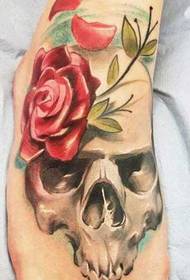 Modello del tatuaggio del tatuaggio sul collo del piede