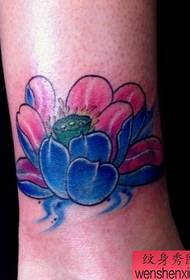 krāsains lotosa tetovējuma raksts uz meitenes kājas
