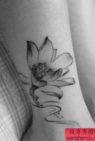 Model de tatuaj de lotus frumos cernut pe picioarele fetelor 46681 - un model de tatuaj cu elefant totem pe piciorul fetei