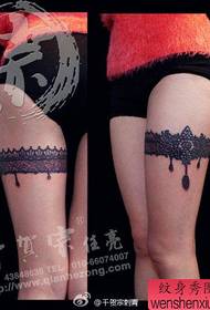 Sexy módní krásy nohy krajky tetování vzor