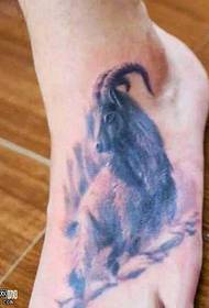 patrón de tatuaje de cabra de pie