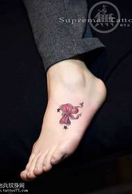 шема на тетоважа со пеперутка во стапала