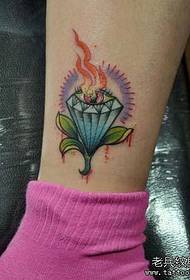 patrón de tatuaje de diamante de color hermoso de pierna