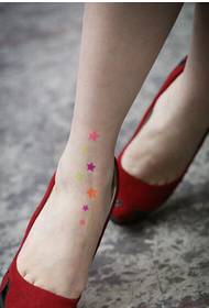 bella e bella foto di un tatuaggio a stella a cinque punte con il piede della ragazza