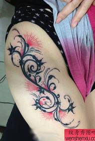 Gyönyörű totem szőlő virág tetoválás minta a lányok lába
