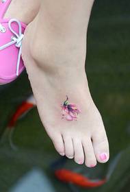 un bonito y pequeño tatuaje de flores en el empeine de la niña