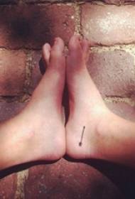 dziewczyny stopy czarna linia elementy geometryczne strzałka tatuaż zdjęcia