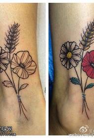 Realistické květinové tetování vzor na kotníku