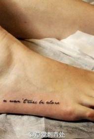 maza rakstura tetovējums uz pēdas