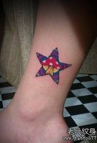 una cama de nena amb una estrella de cinc puntes i un patró de tatuatge de bolets petits