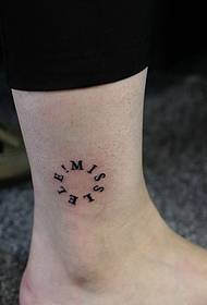 素足の小さな新鮮なタトゥーのタトゥーは非常に個性的です