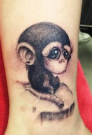 नंगे पैर प्यारा बंदर टैटू पर बड़ी आँखें विशेष रूप से प्यारा है