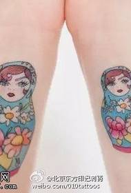 model de tatuaj de păpușă frumos colorat de la încheietura mâinii