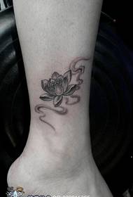 Női borjú gyönyörű pop lótusz tetoválás minta