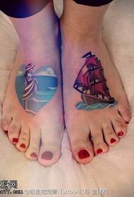 spójrz na wzór tatuażu na łodzi spokojnej morskiej dziewczyny