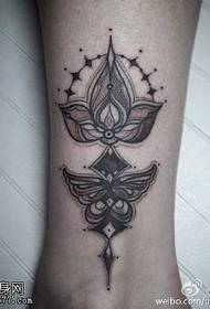 Potītes augšējās lotosa tetovējuma modelis