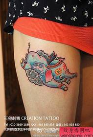 美女腿部可爱的小象纹身图案