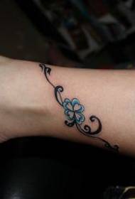 patrón de tatuaje de trébol de cuatro hojas de tótem de pierna de niña